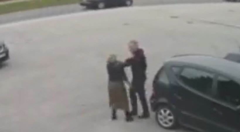 ŽENA NA PARKINGU TUKLA MUŠKARCA! Sve snimila nadzorna kamera (VIDEO)