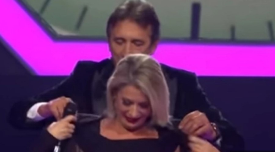 ŽIKA JAKŠIĆ SKIDAO UČITELJICU NA SCENI Svi gledali u čudu, a u školi u kojoj radi i ne znaju da je nastupala!