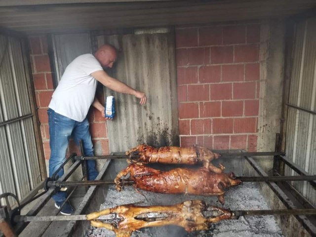 "PRASIĆI IDU KAO ALVA"! Dragan iz sela kod Topole prodao ČITAV KONTIGENT prasadi i to preko Fejsbuka