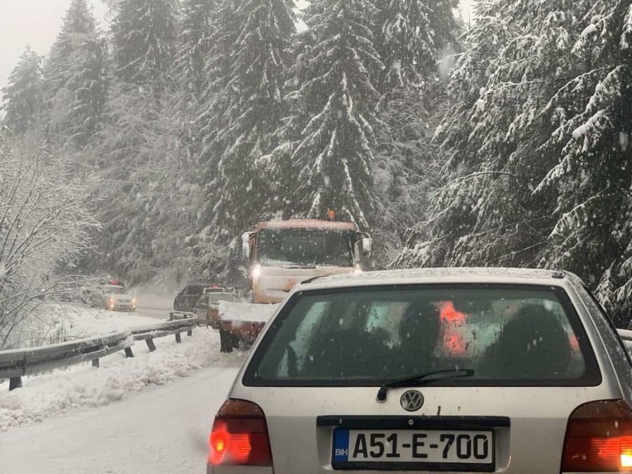 HAOS NA PUTU Krenuli bez zimske opreme, pa izazvali KOLAPS u saobraćaju