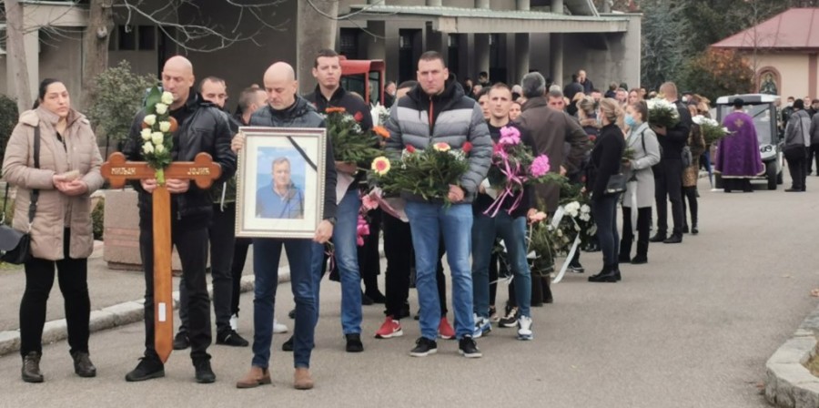 MAJKA, SUPRUGA I BRAĆA NIJEMI U BOLU IZA KOVČEGA: Sahranjen radnik fabrike raketa "Edepro"