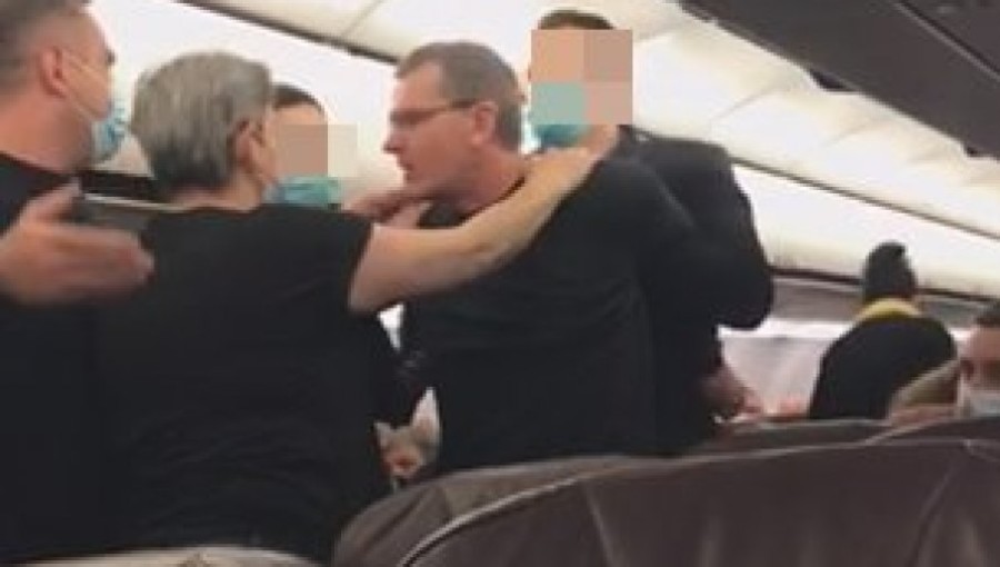 OGLASILA SE AVIOKOMPANIJA NAKON DRAME NA LETU ZA TUZLU: "Kabinsko osoblje riješilo je situaciju onako kako je za to obučeno..."