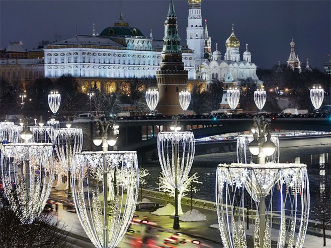 SPEKTAKULARNO Moskva zasijala uoči praznika (VIDEO)