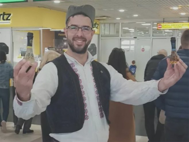 "UNAJMI SRBINA" U opancima i jeleku sa rakijom u ruci pokazuje ljepote Srbije