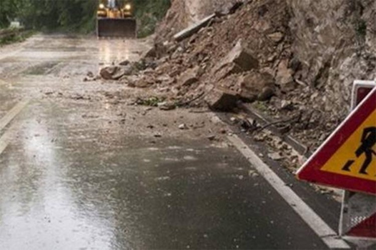 OPREZ ZBOG ODRONA Obustava saobraćaja na pojedinim dionicama