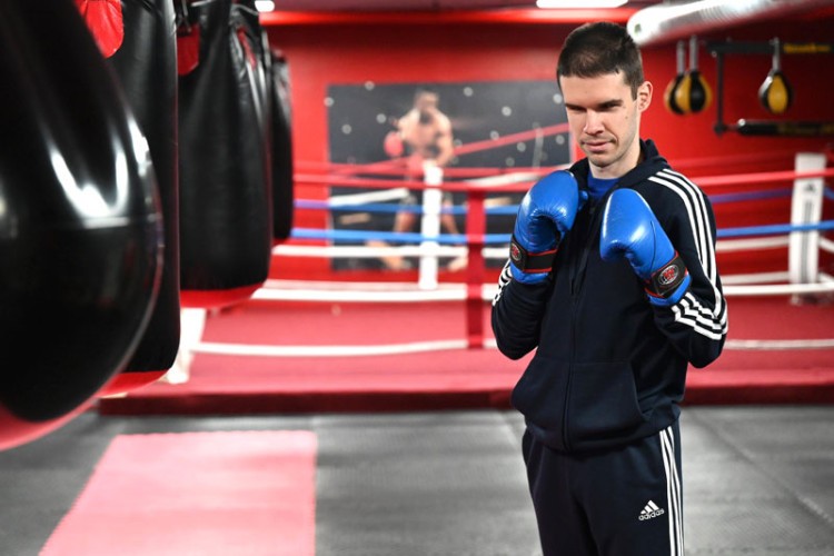 MAJSTOR I U RINGU I ZA KLAVIROM Banjalučanin Ognjen Kojić, UPRKOS TOME ŠTO NE VIDI, niže uspjehe u umjetnosti i sportu