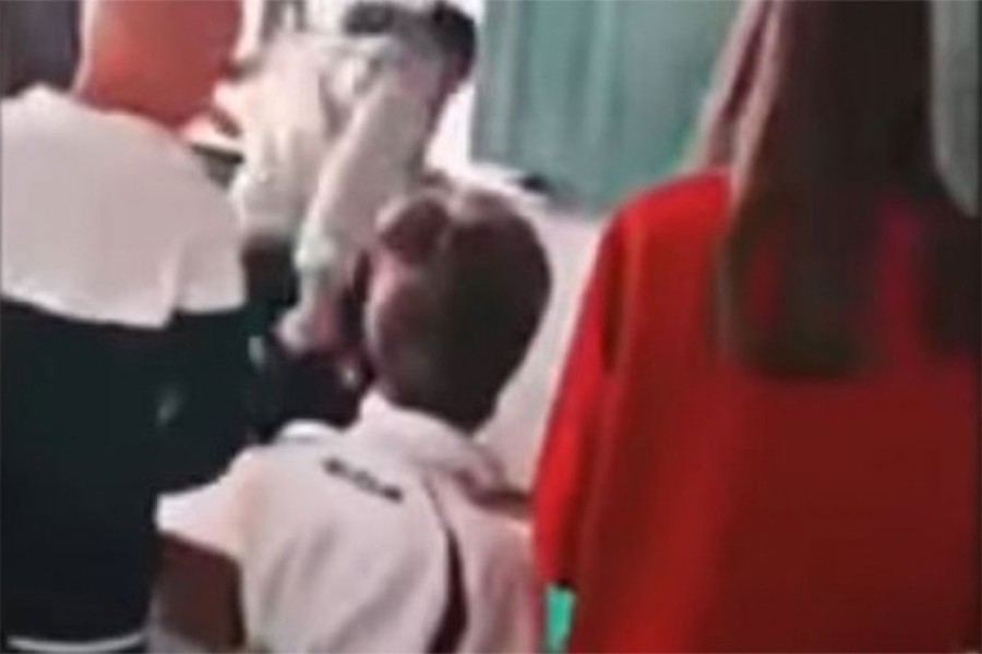 DJEČAKA TUKLI DOK JE LEŽAO NA PODU UČIONICE Izrečene kazne zbog vršnjačkog nasilja u Nevesinju