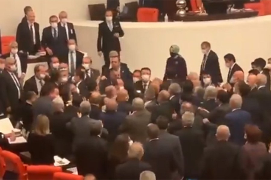 MASOVNA TUČA U TURSKOM PARLAMENTU raspravljali o ŠKAKLJIVOJ tački dnevnog reda! (VIDEO)