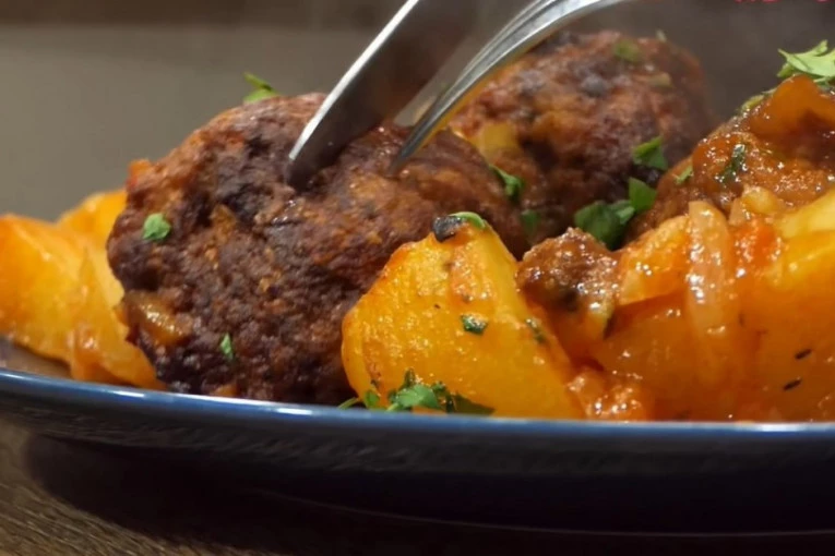RECEPT DANA: Ukusne i sočne zapečene ćufte sa pekarskim krompirom, obrok za CIJELU PORODICU!