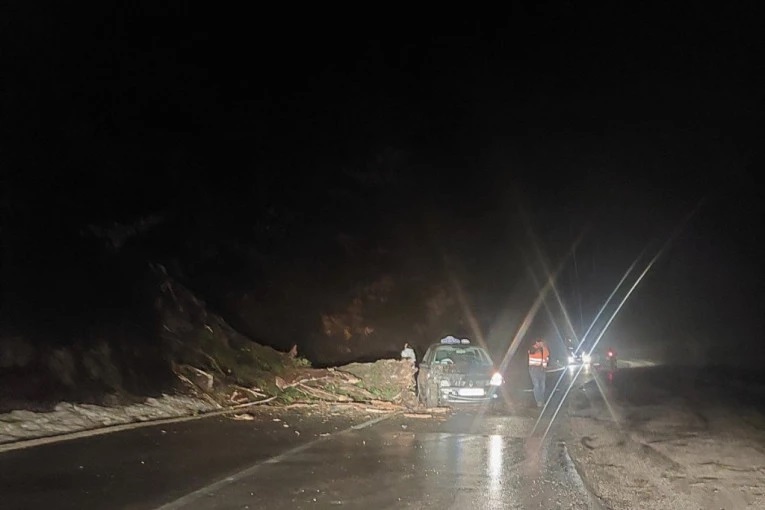 ZA DLAKU IZBJEGNUTA TRAGEDIJA KOD NOVE VAROŠI: Drvo palo na taksi vozilo koje se kretalo magistralom!
