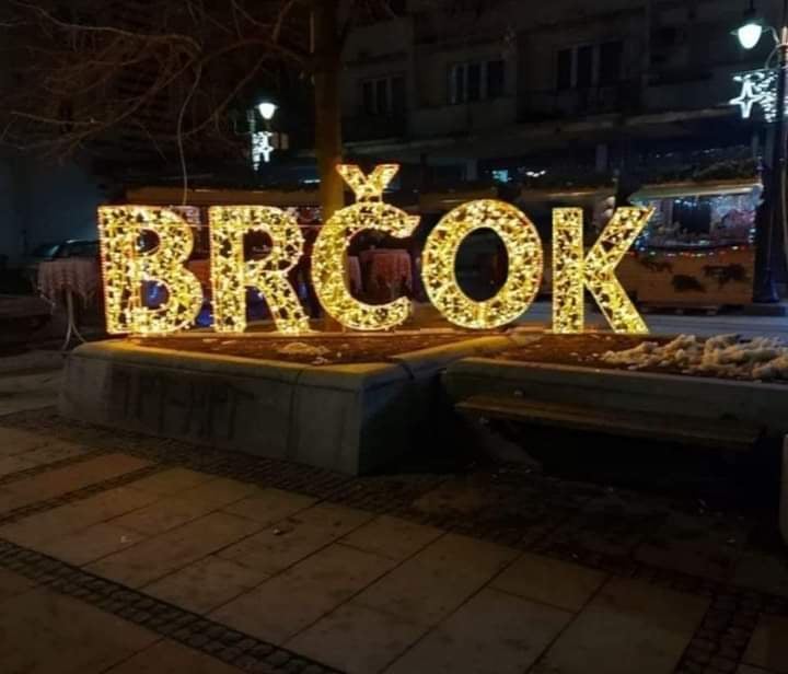 NOVOGODIŠNJI NATPIS U BRČKOM NASMIJAO ČITAV REGION i postao hit na internetu! (FOTO)