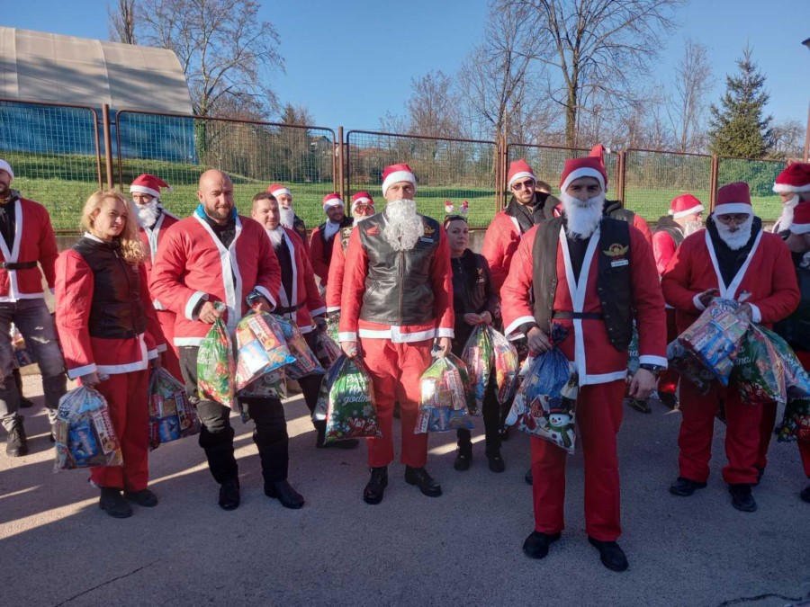 DJEDA MRAZEVI NA MOTORIMA dijelili paketiće mališanima u Banjaluci! (FOTO)