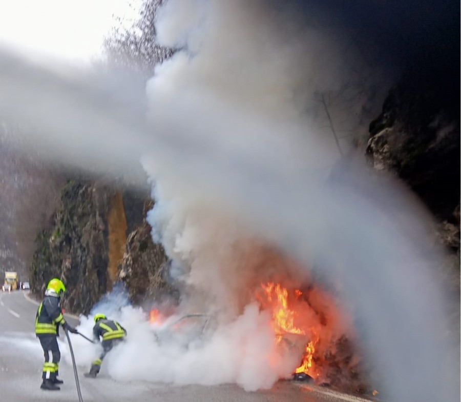 AUTOMOBIL POTPUNO IZGORIO U KANJONU TIJESNO: Policija nije pronašla vozača, SVI TRAŽE ZORANA PEKEZA!