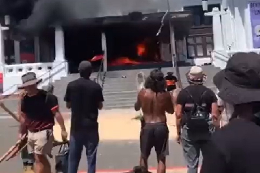 ZGRADA PARLAMENTA GORI, traži se suverenitet! (VIDEO)
