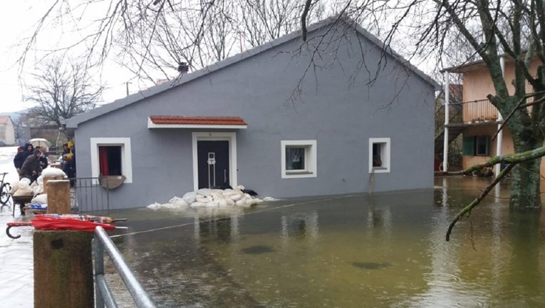 JAKA KIŠA IZAZVALA HAOS U SPLITU: Poplavljene ceste i kuće, automobili se probijali kroz vodu pa je i SAOBRAĆAJ OBUSTAVLJEN! (VIDEO)