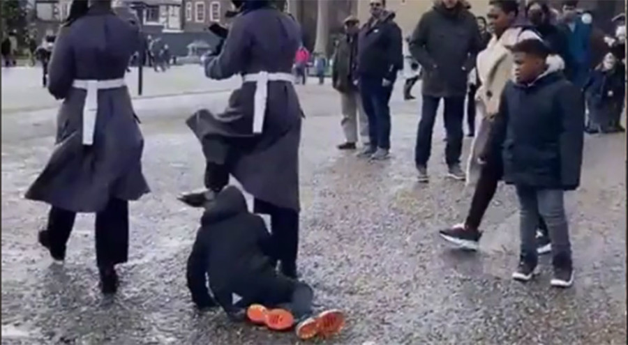 BRITANSKI KRALJEVSKI GARDISTA tokom marša pregazio dijete! (VIDEO)