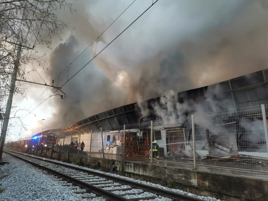 UPOZORENJE VATROGASACA Zatvorite prozore, dim će se širiti danima!