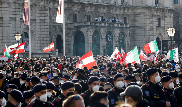 OPSADNO STANJE! ULICE ZATVORENE ZA SAOBRAĆAJ: Žestoki sukobi na protestima u Beču ! (VIDEO)