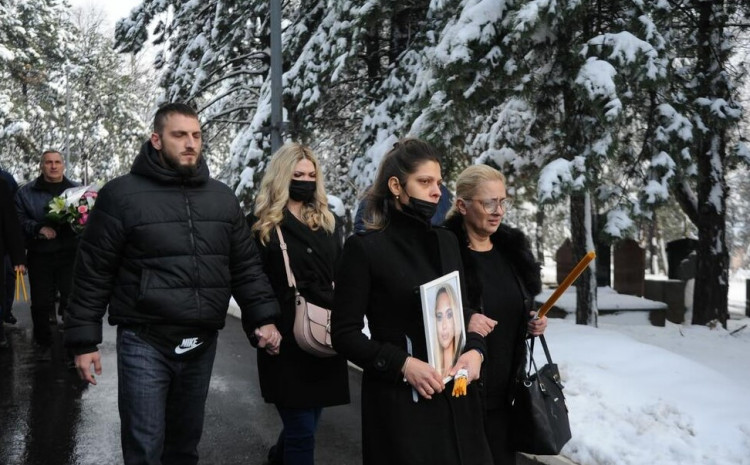 TUGA SAHRANA KRISTINE KIKE ĐUKIĆ: Porodica stigla na groblje, SESTRA I MAJKA uplakane