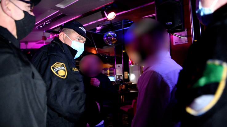 POZVAO POLICIJU JER GA JE DJEVOJKA MALTLETIRALA pa se brže bolje pomirio s njom! (VIDEO)