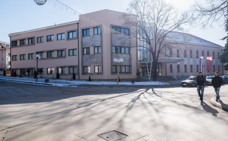 RUPA U DŽEPU, KATANAC NA VRATIMA: Sve opštinske ustanove u Bileći obustavljaju rad