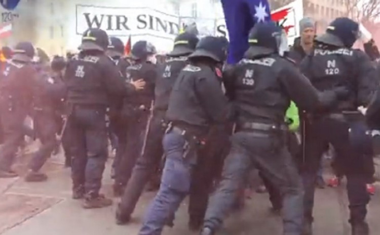 LUDILO NA ULICAMA BEČA! Sukobili se policija i 40 000 demonstranata! NEĆE obaveznu vakcinaciju!