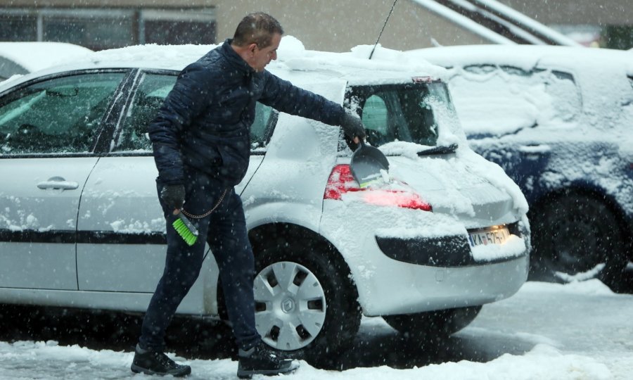 KREĆETE ODMAH ILI ČEKATE DA SE MOTOR ZAGRIJE? Većina vozača je u zabludi i radi štetu svom autu