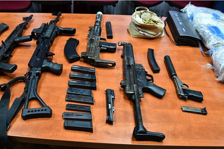 POLICIJA PRETRESLA STAN: Kod osumnjičenog za UBISTVO pronađen arsenal ORUŽJA, DROGA i policijska uniforma