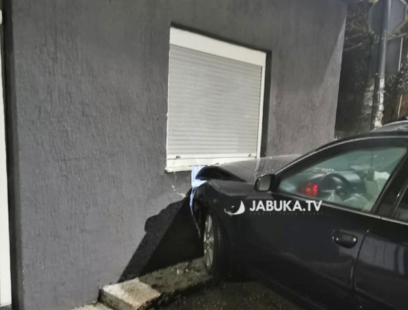 NESVAKIDAŠNJA NESREĆA! Audijem "upao" ljudima u KUPATILO, pogledajte unutrašnjost, napravio HAVARIJU! (FOTO)