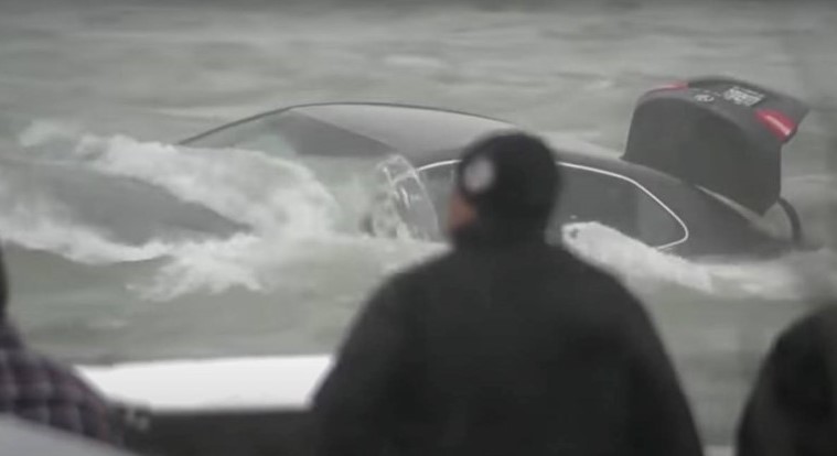 MRTVA ŽENA PRONAĐENA u automobilu koji je plutao Nijagarom! (VIDEO)