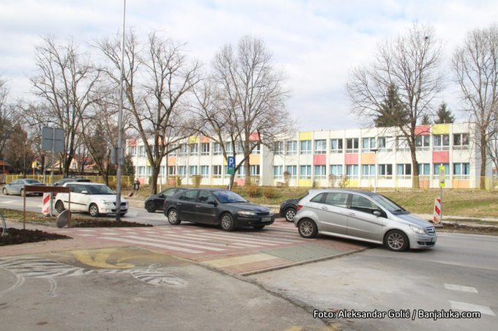 DA LI JE PREVISOK ZA NEKE AUTOMOBILE? Novi pješački prelaz u Boriku podijelio građane
