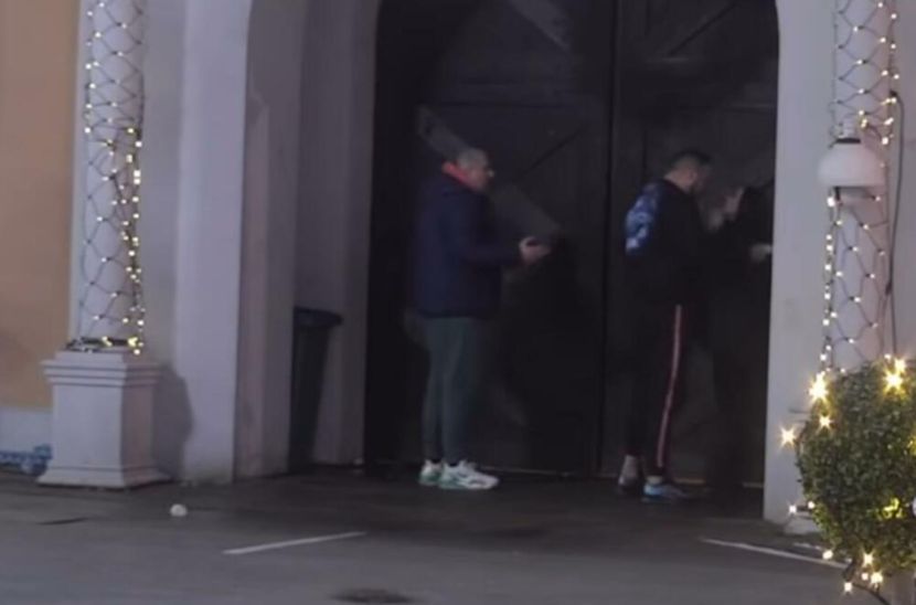 FILIP CAR PRED PUCANJEM, NAPRAVIO HAOS: Lupa na kapiju i traži da Maju izbace napolje