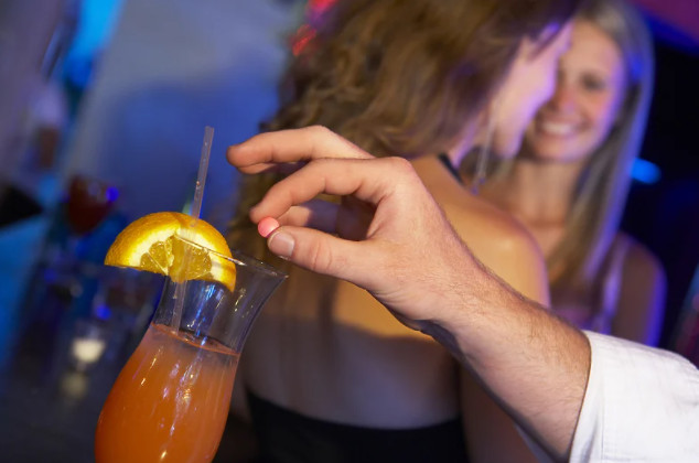 EVO KAKO PREPOZNATI DA VAM JE DROGA PODMETNUTA U PIĆE! Budite na oprezu, efekti GHB droge su veoma opasni