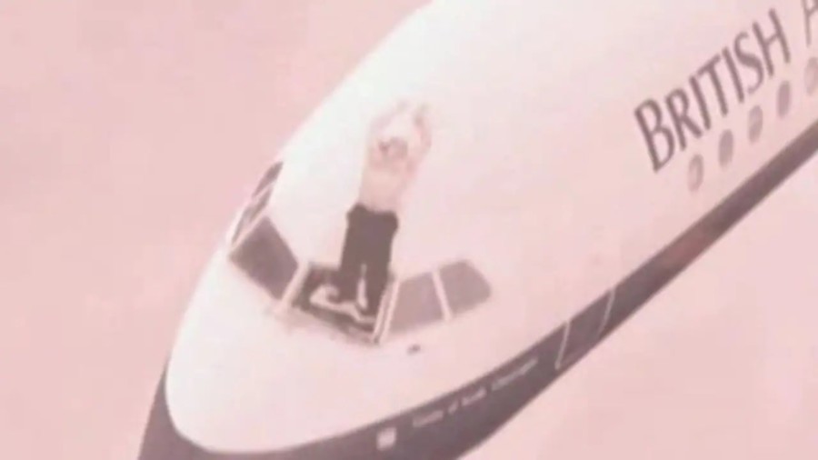 NEVJEROVATNA PRIČA O PILOTU koji je ispao iz aviona na visini od 7.000 metara i preživio! (FOTO/VIDEO)