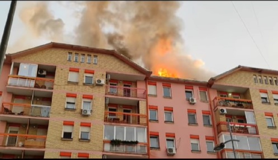 GORI ZGRADA u Novom Sadu, krov u plamenu! (VIDEO)