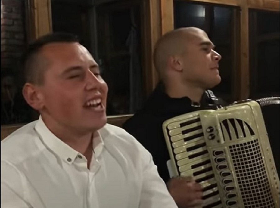 GRAĐEVINAC ZVIJEZDA TIK-TOKA Njegova interpretacija poznatog hita ima milion pregleda! (VIDEO)