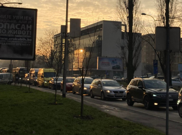 KOLAPS U BANJALUCI! GRAĐANI BIJESNI: Autobusi kasne po pola sata, ne može se dobiti taksi!