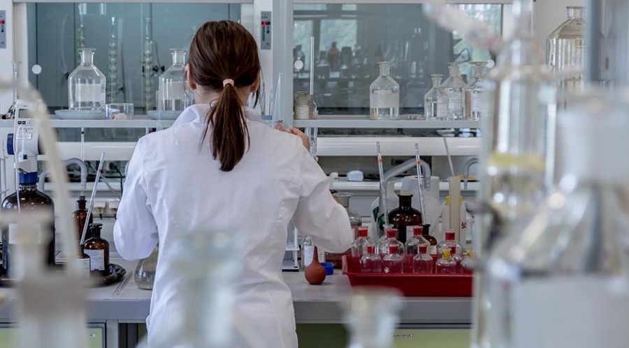 PANIKA U LABORATORIJI! Radnicu ujela zaražena životinja, slučaj UZBURKAO duhove!