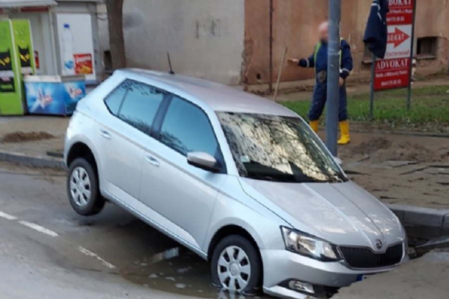 ULICA ZAISTA progutala automobil! (FOTO)