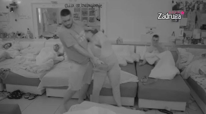 MILJANA NAPALA Zolu dok je spavao! Prvo ga udarala pa zaprijetila! OBEZBJEĐENJE ULETILO U "BELU KUĆU"! (VIDEO)