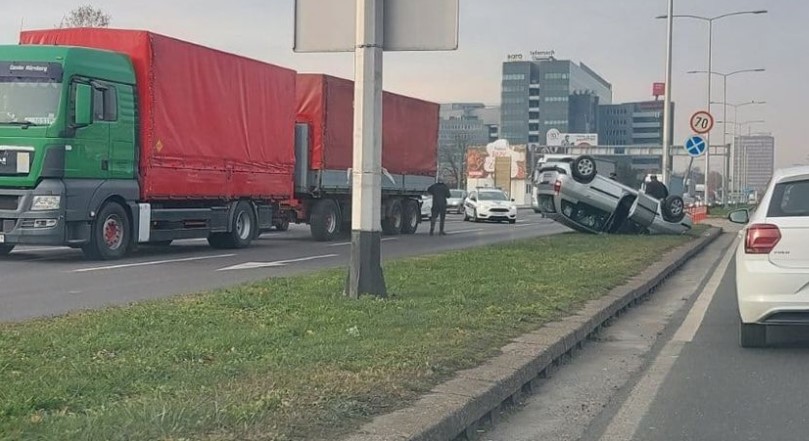 DVOJE POVRIJEĐENIH Auto završio na krovu nakon sudara s kamionom!
