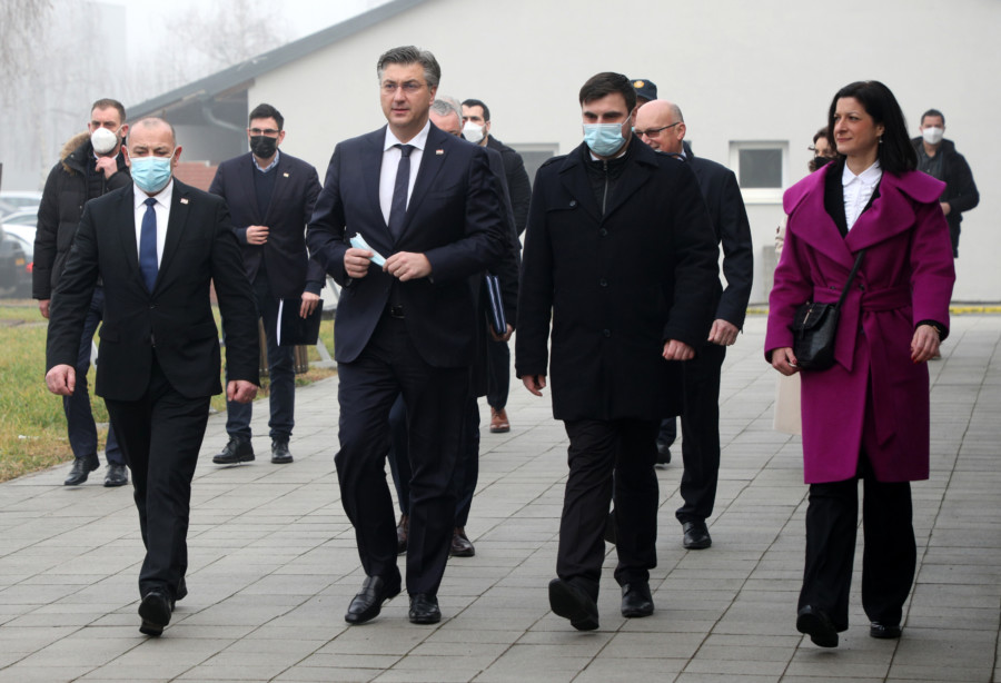 ANDREJ PLENKOVIĆ U PETRINJI DOČEKAN ZVIŽDUCIMA! Bačena GRUDVA snijega pala tik pored njega(VIDEO)