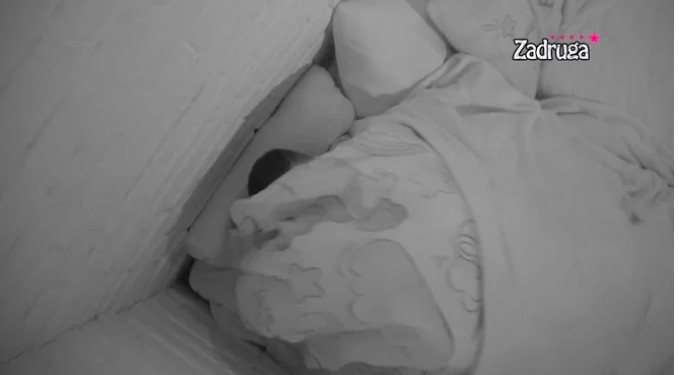 PONOVO U VRELOJ AKCIJI KOJU JE DALILA MORALA SLUŠATI! Maja vrištala od užitka, pokrivač jedva ostao na njoj i Caru (VIDEO)
