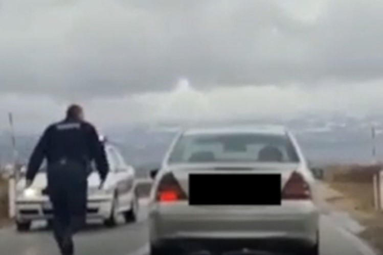 ŠOKANTAN SNIMAK! Pijan kao treska vozio malo sredinom, malo jarkom! Ljudi mislili da je BOLESTAN! (VIDEO)