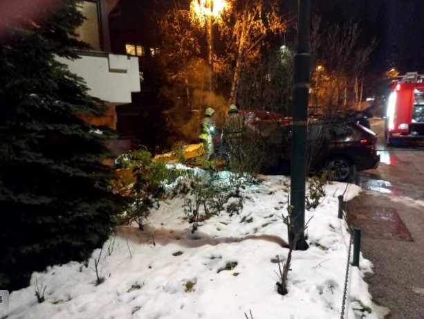 ŠTETU ĆE TEK RAČUNATI Zapalio se automobil, VATRA zahvatila i drugi, parkiran pored!