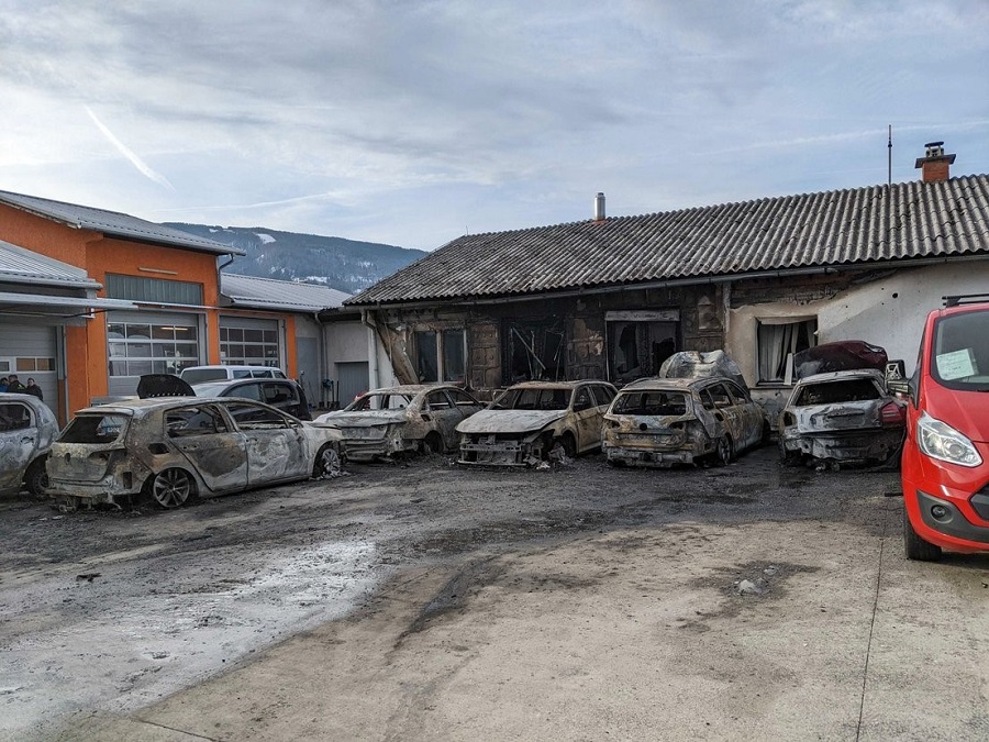 KATASTROFA U SLOVENIJI! Izgorilo devet automobila, procijenjena ŠTETA 120.000 evra! (FOTO)