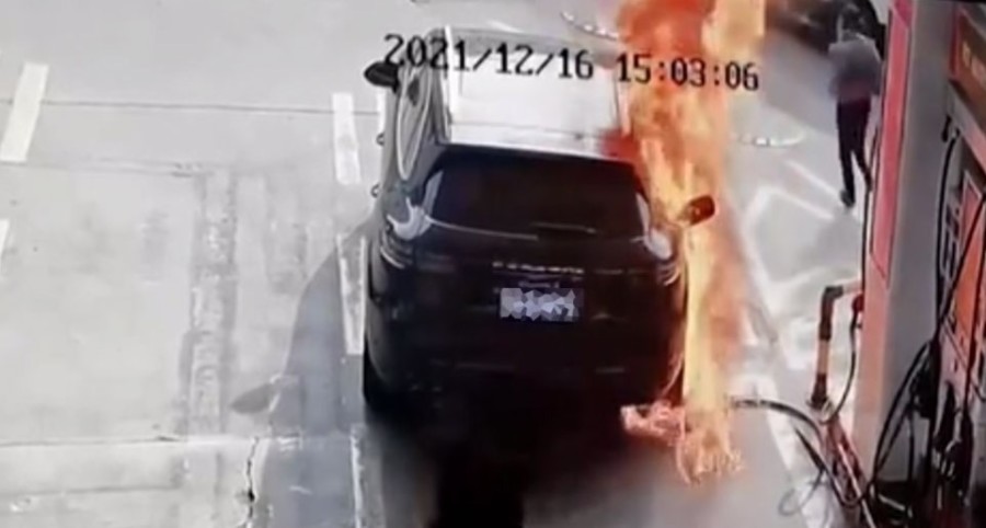 HOROR NA BENZINSKOJ PUMPI Polio benzinom, pa ZAPALIO automobil u kojem je bila žena! (VIDEO)