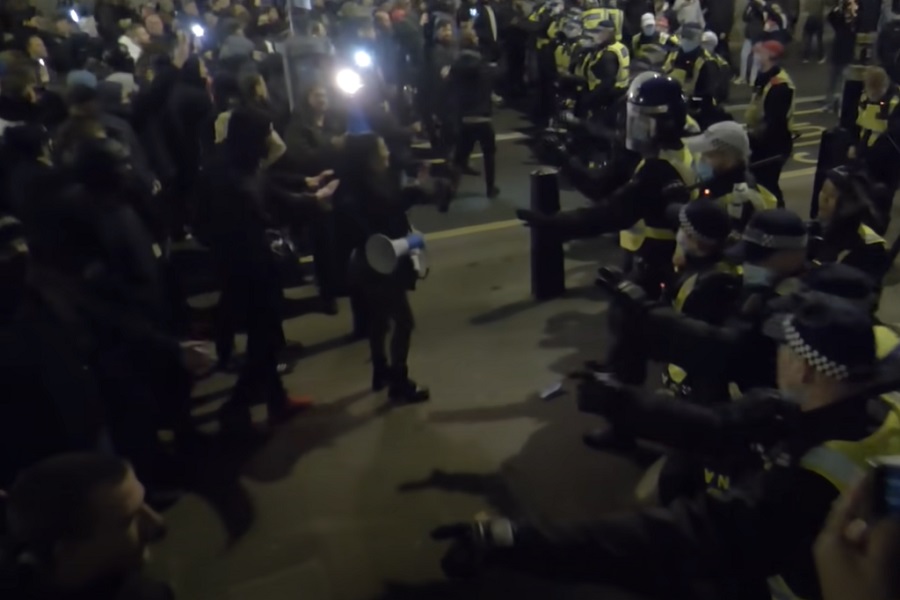 NEREDI U LONDONU! Sukob između ljudi i policije tinjao! (VIDEO)