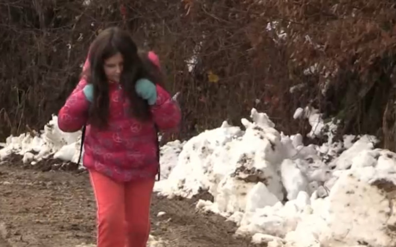 DEVETOGODIŠNJA ŠEJLA DO ŠKOLE PJEŠAČI ČETIRI KILOMETRA! Poslije škole pomaže u štali ima i omiljenu ovcu Belsijanu (VIDEO)
