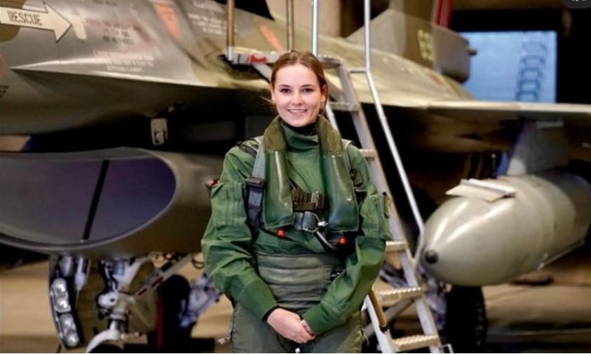 KRUNU ZAMIJENILA KACIGOM Princeza u borbenom avionu F-16